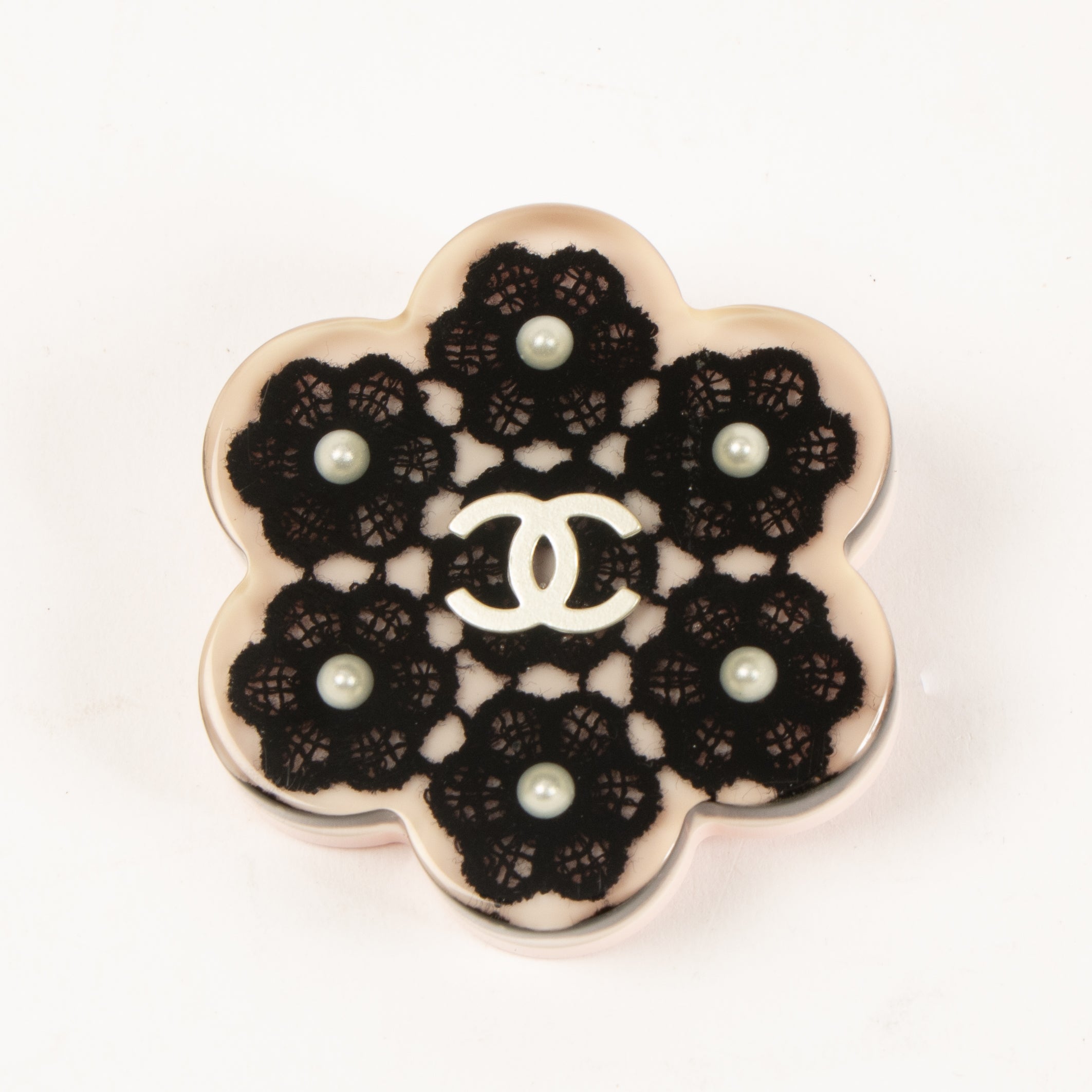 CHANEL フラワー　ブラウン、ブラック Chanel 16P Black Camellia Resin Brooch – Labellov