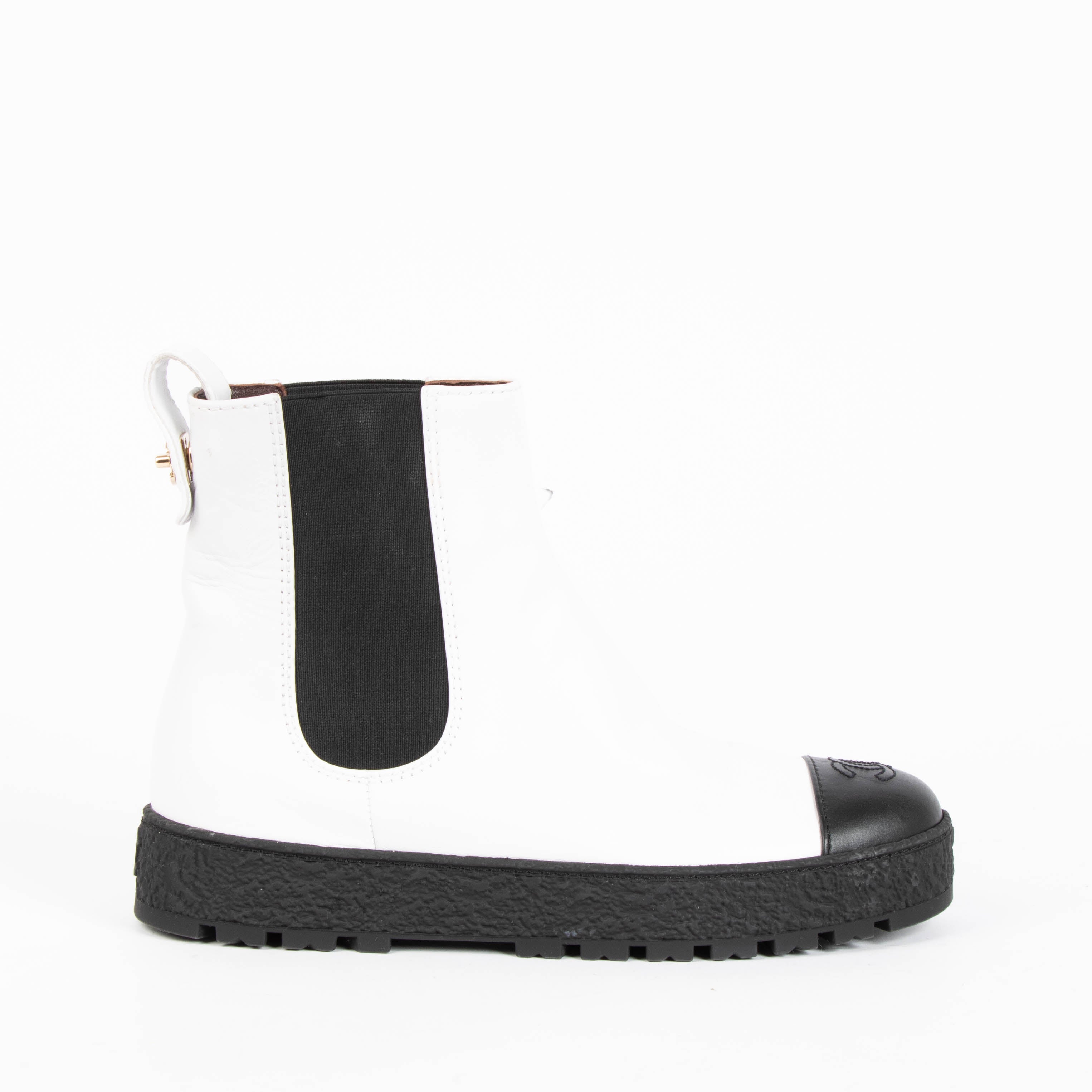 CHANEL レザーハイカットブーツ ホワイト/ブラック Chanel Two-Tone Leather Boots - size 40 – Labellov