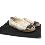 Achetez maintenant les Chanel Toile Espadrilles Beige Black en ligne sur le seconde main webshop www.labellov.com.