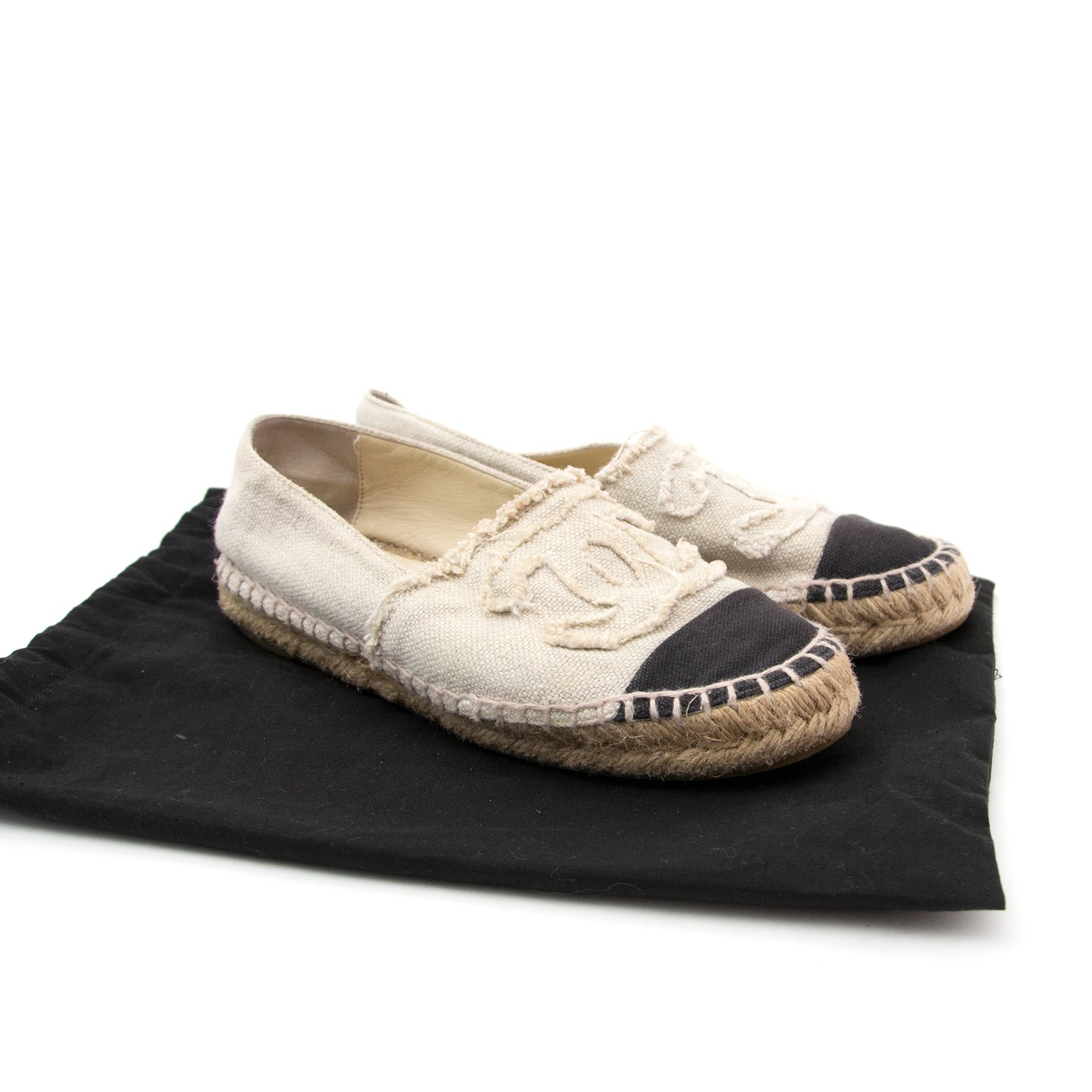 Achetez maintenant les Chanel Toile Espadrilles Beige Black en ligne sur le seconde main webshop www.labellov.com.