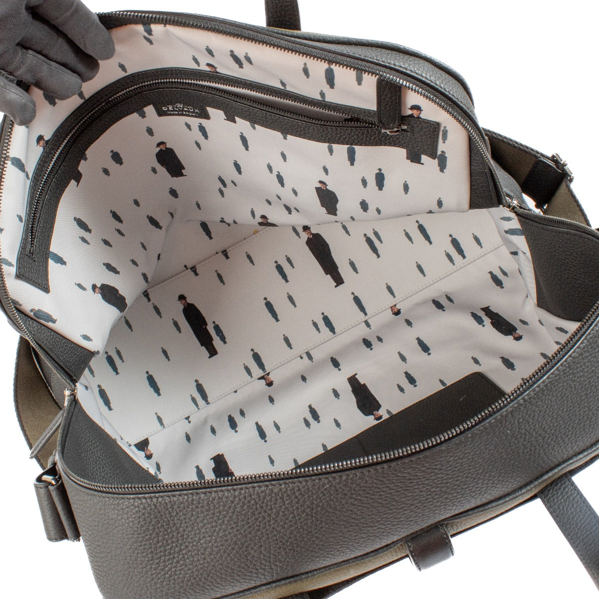 Shop safe online at Labellov in Antwerp, Brussels and Knokke this 100% authentic second hand Delvaux Kaki/Noir Taurillon Soft Magritte Do-Off Travel Bag