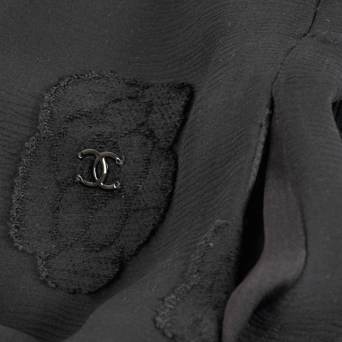 Robe Chanel noire en soie, camélia, collection 09C - taille 36