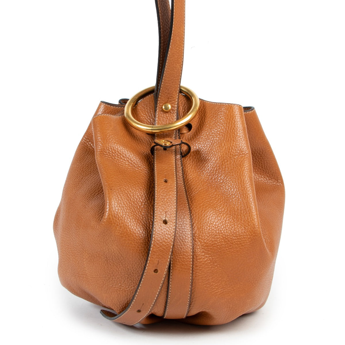 Buy authentic secondhand Delvaux bags at Labellov vintage fashion webshop for the lowest price. Koop authentieke tweedehands Delvaux tassen bij Labellov vintage mode webshop aan de laagste prijs. Koop deze Delvaux Vent des Roses Cognac Bucket Bag bij labe