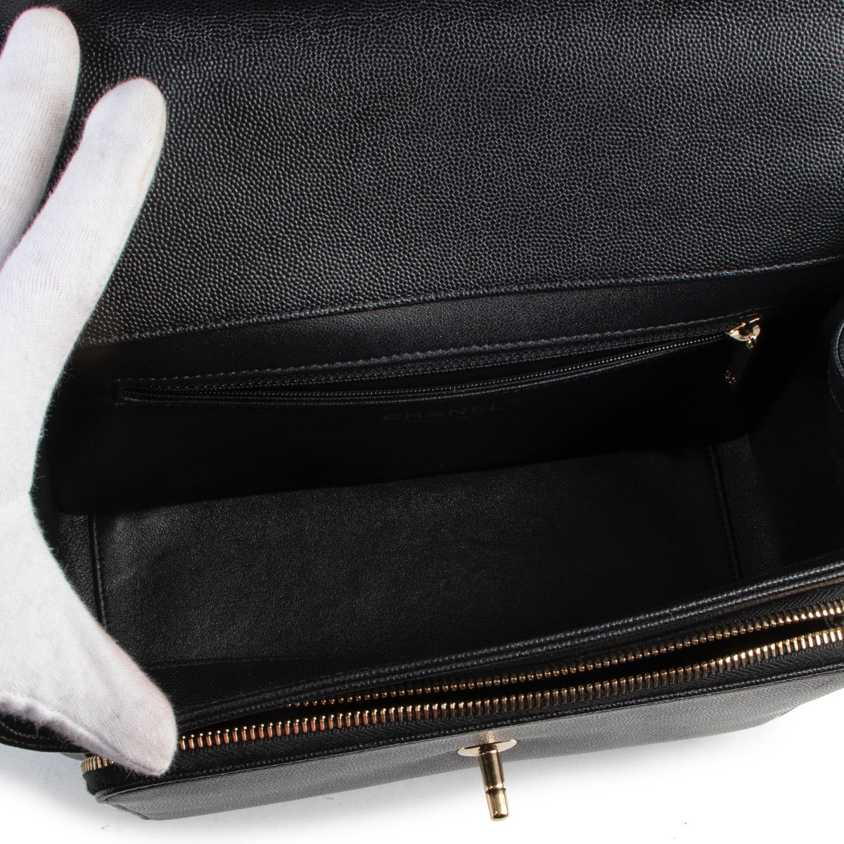 Achetez en ligne second main ce sac Chanel noir cuir caviar flap bag chez Labellov.com.
