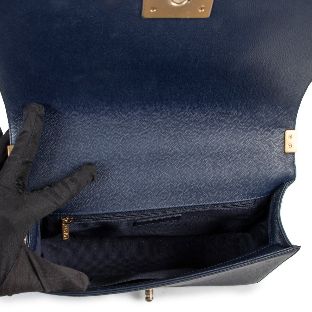 Buy this Chanel Medium Boy Blue Quilted Leather at Labellov for a reasonable price and in good condition, online or in store!