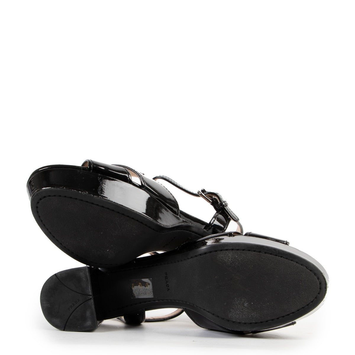 Original no fake vintage Prada Black Patent Pumps in Size 37.5 now online for sale on Labellov Luxury vintage shop