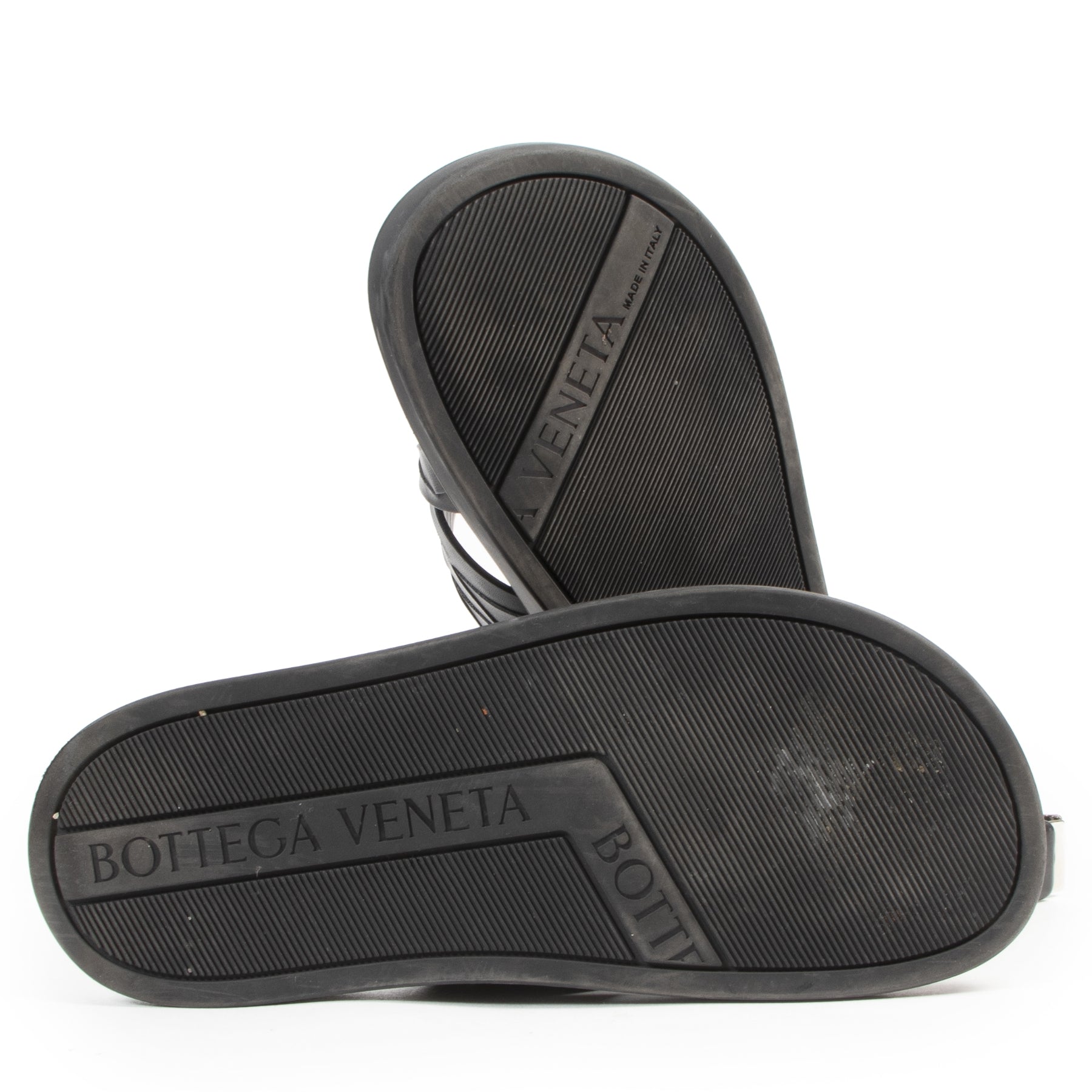 Bottega Veneta Black Sandals - Size 40. Authentieke tweedehands Bottega Veneta schoenen bij LabelLOV Antwerpen. Authentique seconde-main luxury en ligne webshop LabelLOV. Authentic preloved Bottega Veneta shoes at LabelLOV Antwerp.