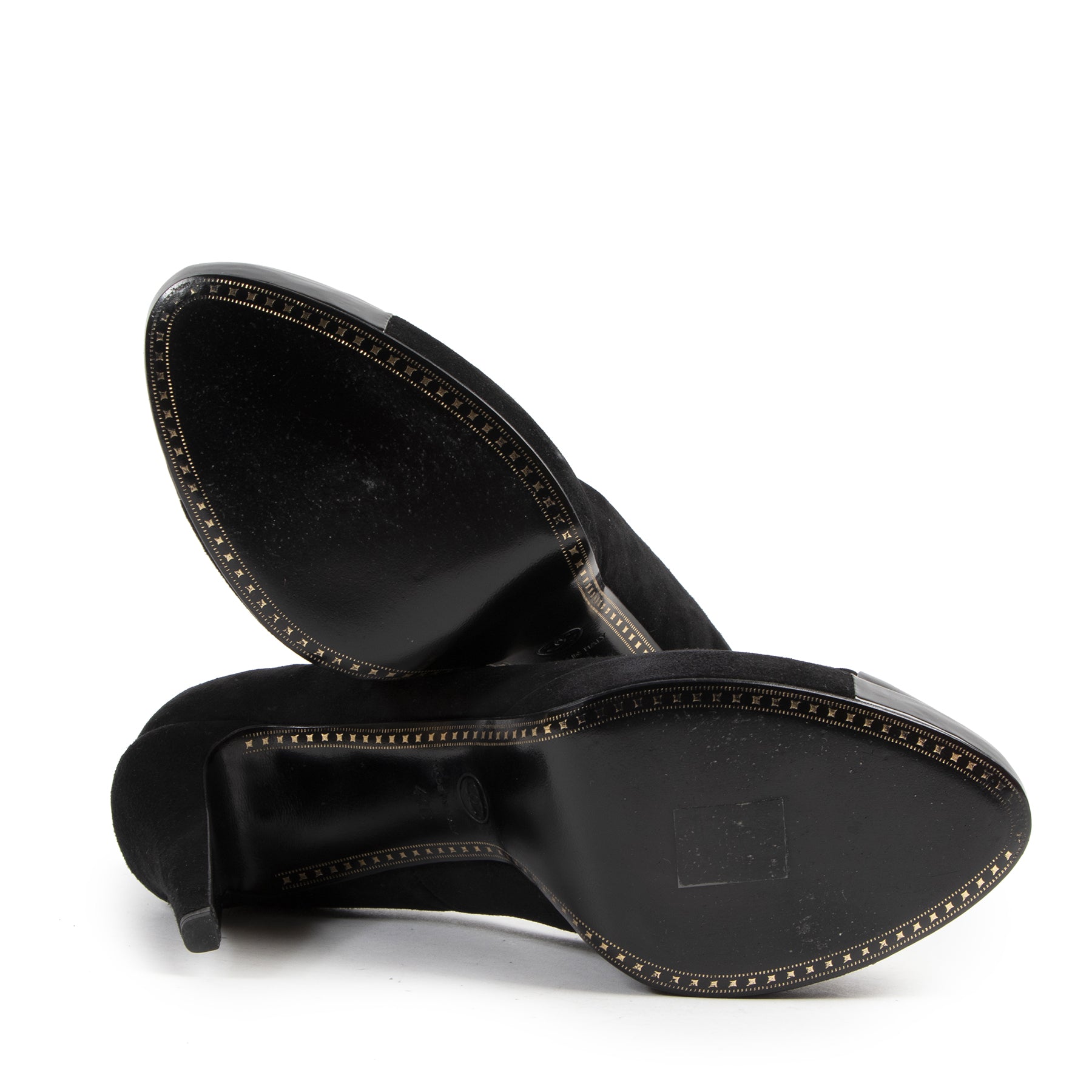 bent u op zoek naar een authentiek exemplaar van deChanel Black Suede And Patent Platform Pumps - size 41?