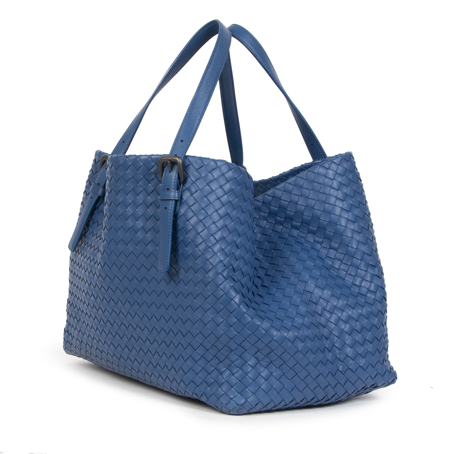 Buy authentic secondhand Bottega Veneta Dark Blue A-Shape Woven Tote Bag at the right price at LabelLOV vintage webshop. Safe and secure online shopping. Koop authentieke tweedehands Bottega Veneta Dark Blue A-Shape Woven Tote Bag met de juiste prijs bi