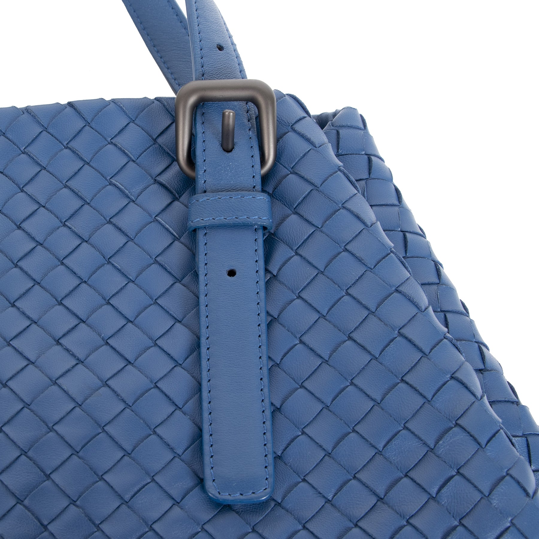 Buy authentic secondhand Bottega Veneta Dark Blue A-Shape Woven Tote Bag at the right price at LabelLOV vintage webshop. Safe and secure online shopping. Koop authentieke tweedehands Bottega Veneta Dark Blue A-Shape Woven Tote Bag met de juiste prijs bi