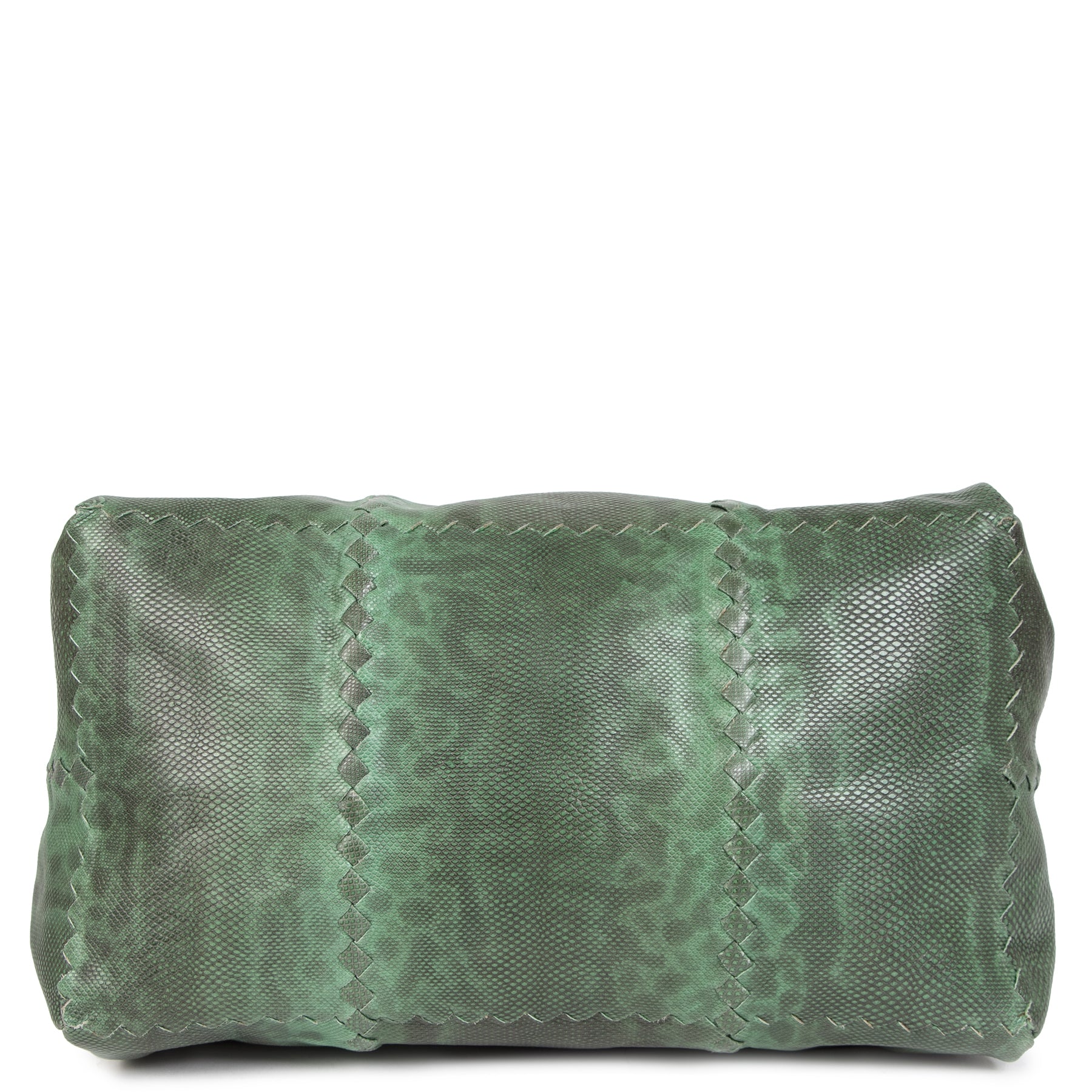 Buy authentic secondhandBottega Veneta Green Python Shoulder Bag at the right price at LabelLOV vintage webshop. Safe and secure online shopping. Koop authentieke tweedehands Bottega Veneta Green Python Shoulder Bag met de juiste prijs bij LabelLOV