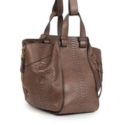 Buy authentic secondhand Loewe Hammock Brown Python Large Tote Bag at the right price at LabelLOV vintage webshop. Safe and secure online shopping. Koop authentieke tweedehands Loewe Hammock Brown Python Large Tote Bag met de juiste prijs bij LabelLOV