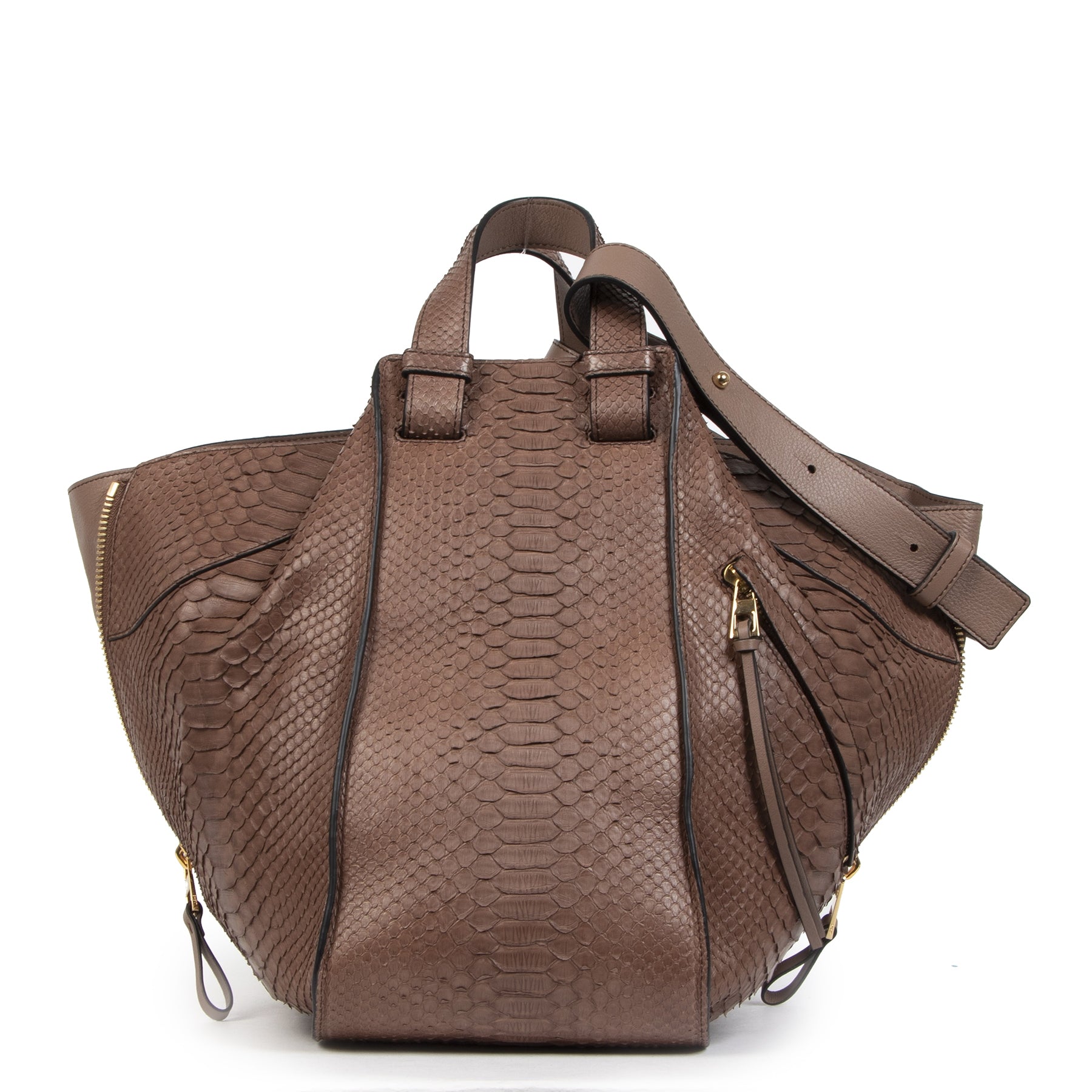 Buy authentic secondhand Loewe Hammock Brown Python Large Tote Bag at the right price at LabelLOV vintage webshop. Safe and secure online shopping. Koop authentieke tweedehands Loewe Hammock Brown Python Large Tote Bag met de juiste prijs bij LabelLOV