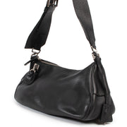 Achetez en ligne un authentique sac à main Prada d'occasion à bandoulière noire, en toute sécurité et au bon prix.