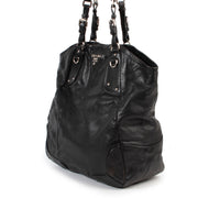 Achetez en ligne second main ce sac Prada en cuir noir chez Labellov.com.