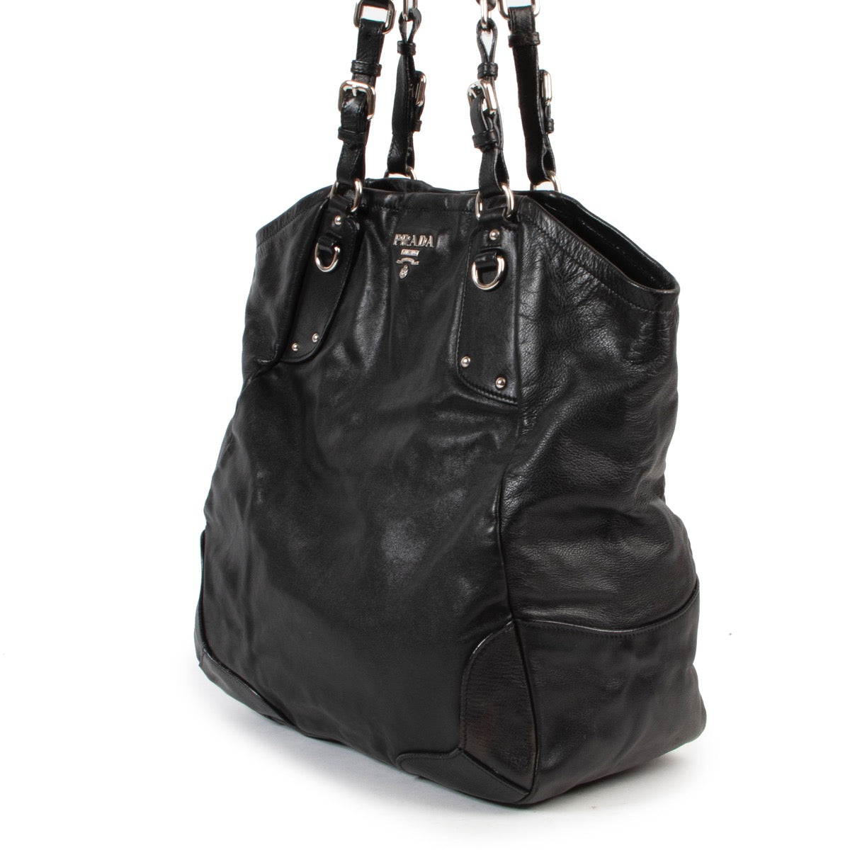 Achetez en ligne second main ce sac Prada en cuir noir chez Labellov.com.