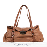 Achetez en ligne en toute sécurité ce sac Prada en cuir brun.