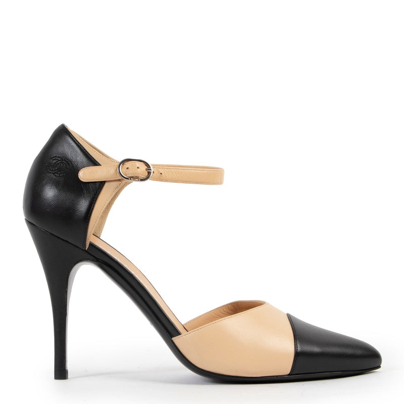 Chanel Black Beige Leather Pumps in Size 38.5 on Labellov vintage site for 2nd hand designer brands