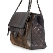 Buy authentic secondhand Chanel Paris-Salzburg Quilted Flap Metallic Lambskin And Pony Hair Large Shoulder Bag at the right price at LabelLOV vintage webshop. Safe and secure online shopping. Koop authentieke tweedehands CChanel Paris-Salzburg Quilted Fla