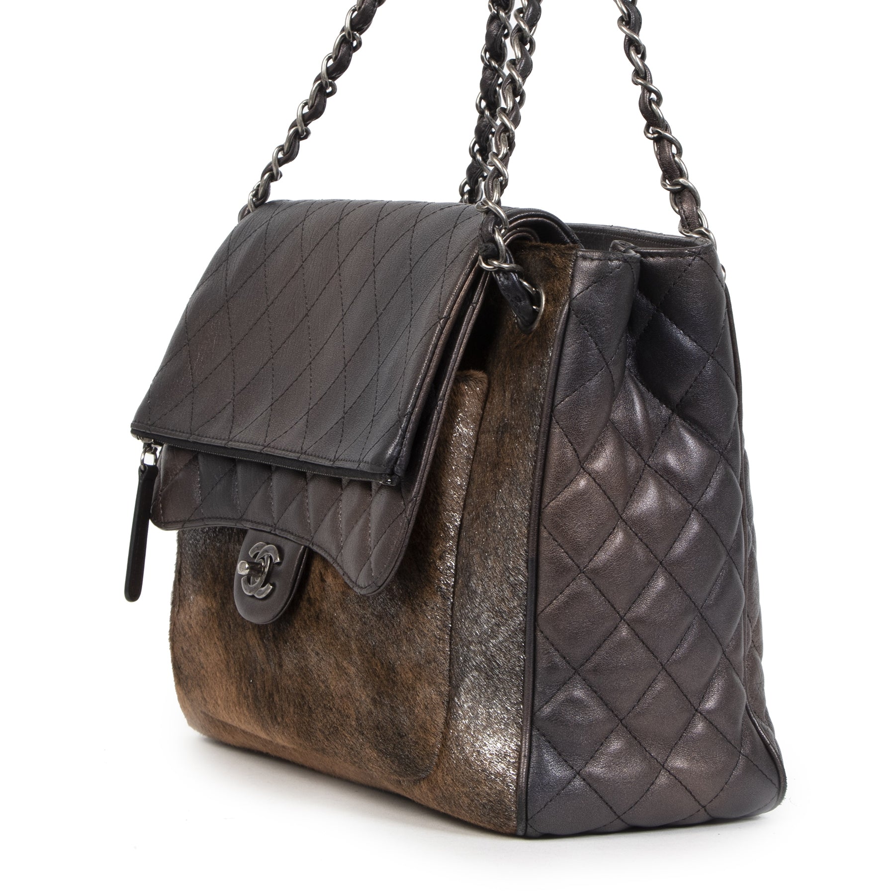 Buy authentic secondhand Chanel Paris-Salzburg Quilted Flap Metallic Lambskin And Pony Hair Large Shoulder Bag at the right price at LabelLOV vintage webshop. Safe and secure online shopping. Koop authentieke tweedehands CChanel Paris-Salzburg Quilted Fla
