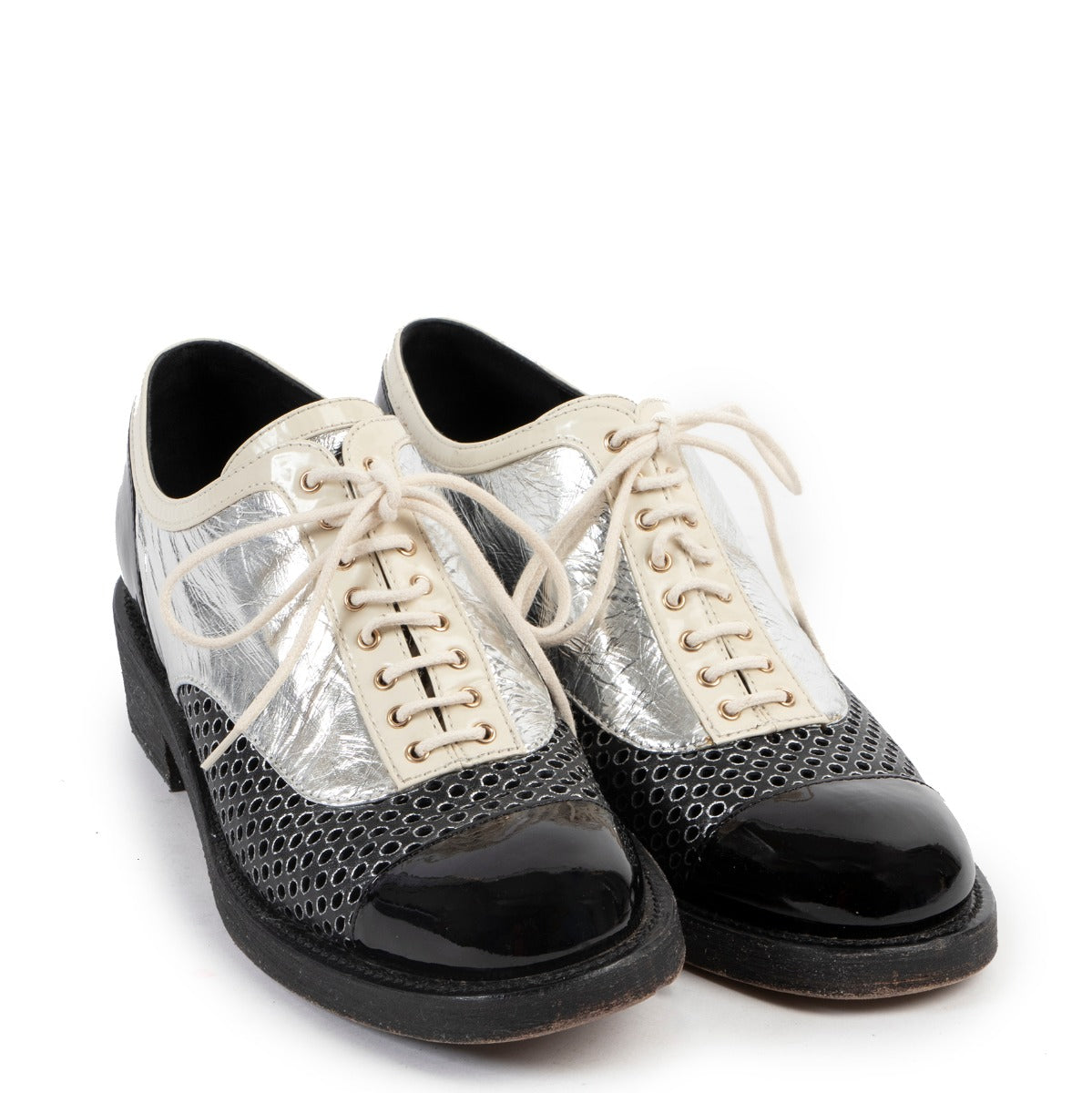 Get these Chanel Cruise Dandy Derby Flats - Size 38 at Labellov online or in store at Antwerp. The great and excellent service makes it lovely for you as customer to shop at Labellov secondhand luxury.