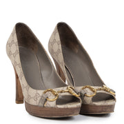 Gucci Canvas Monogram Peep Toe Wooden Heel Pumps - Size 37,5 kopen en verkopen aan de beste prijs bij Labellov