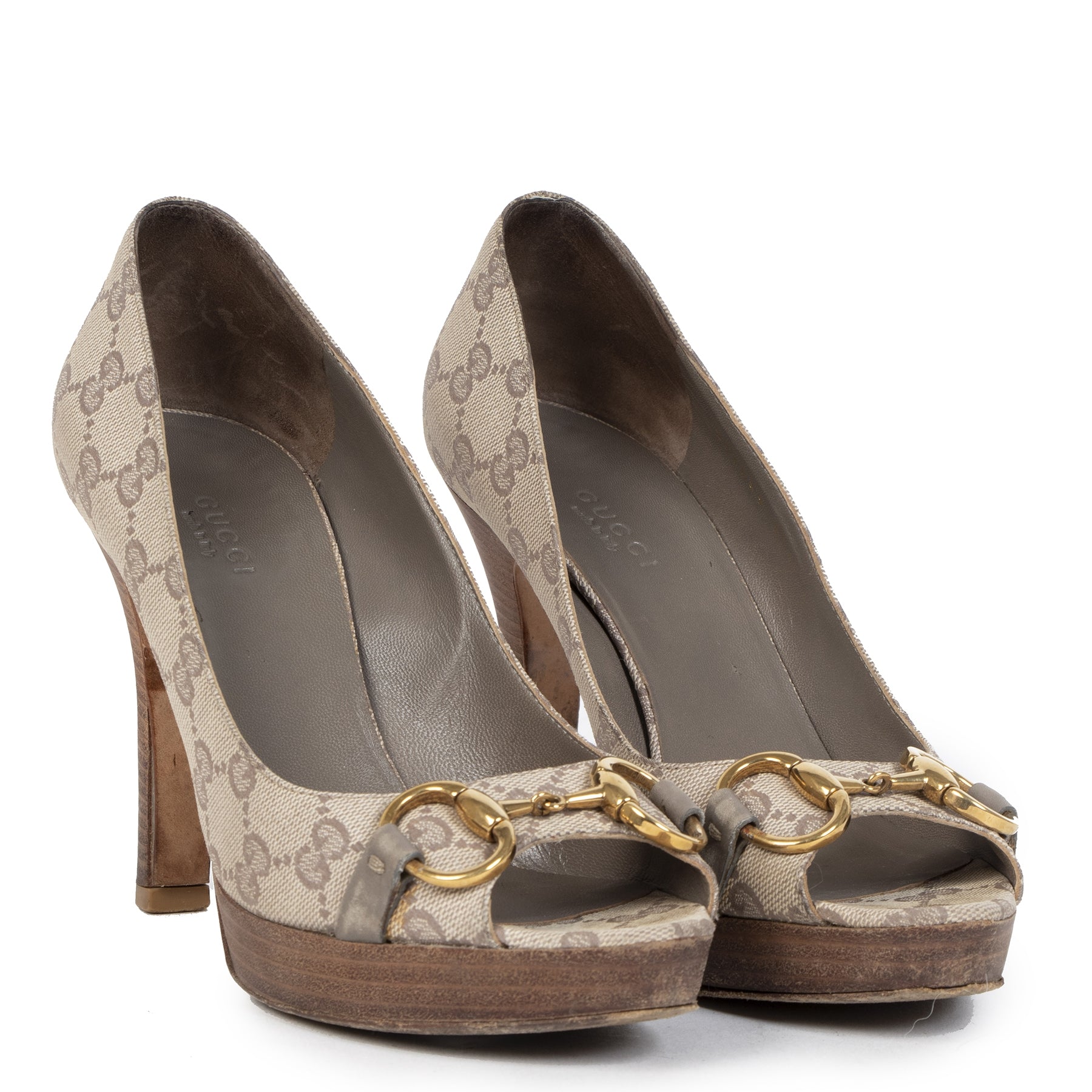 Gucci Canvas Monogram Peep Toe Wooden Heel Pumps - Size 37,5 kopen en verkopen aan de beste prijs bij Labellov