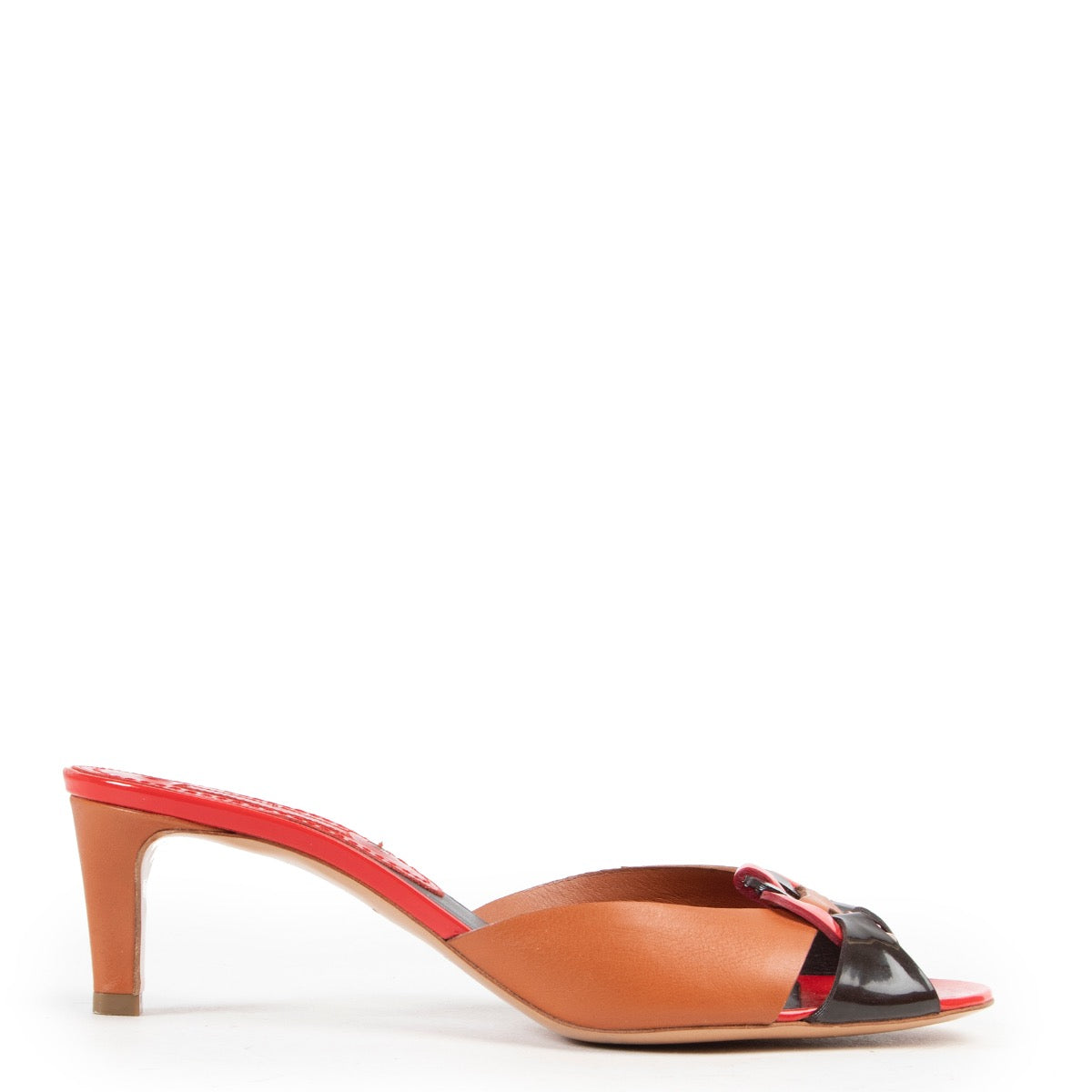 Buy authentic secondhand Céline pumps at Labellov vintage fashion webshop for the lowest price. Koop authentieke tweedehands Céline pumps bij Labellov vintage mode webshop aan de laagste prijs.