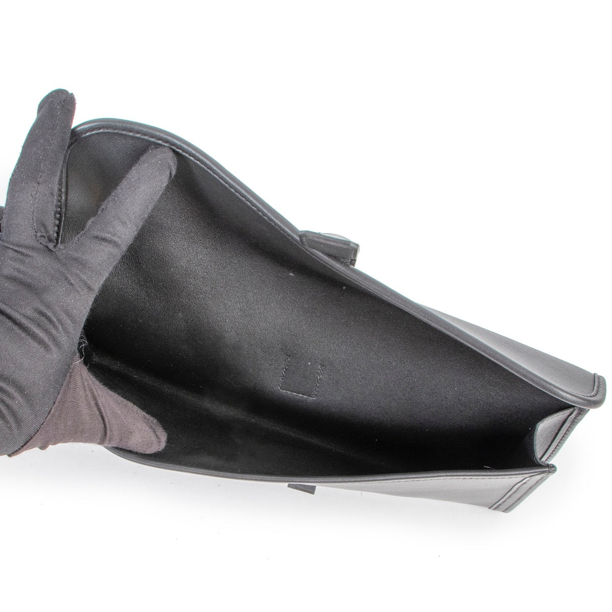 Shop safe online at Labellov in Antwerp this 100% authentic second hand Hermès Jige Elan 29 Black Clutch