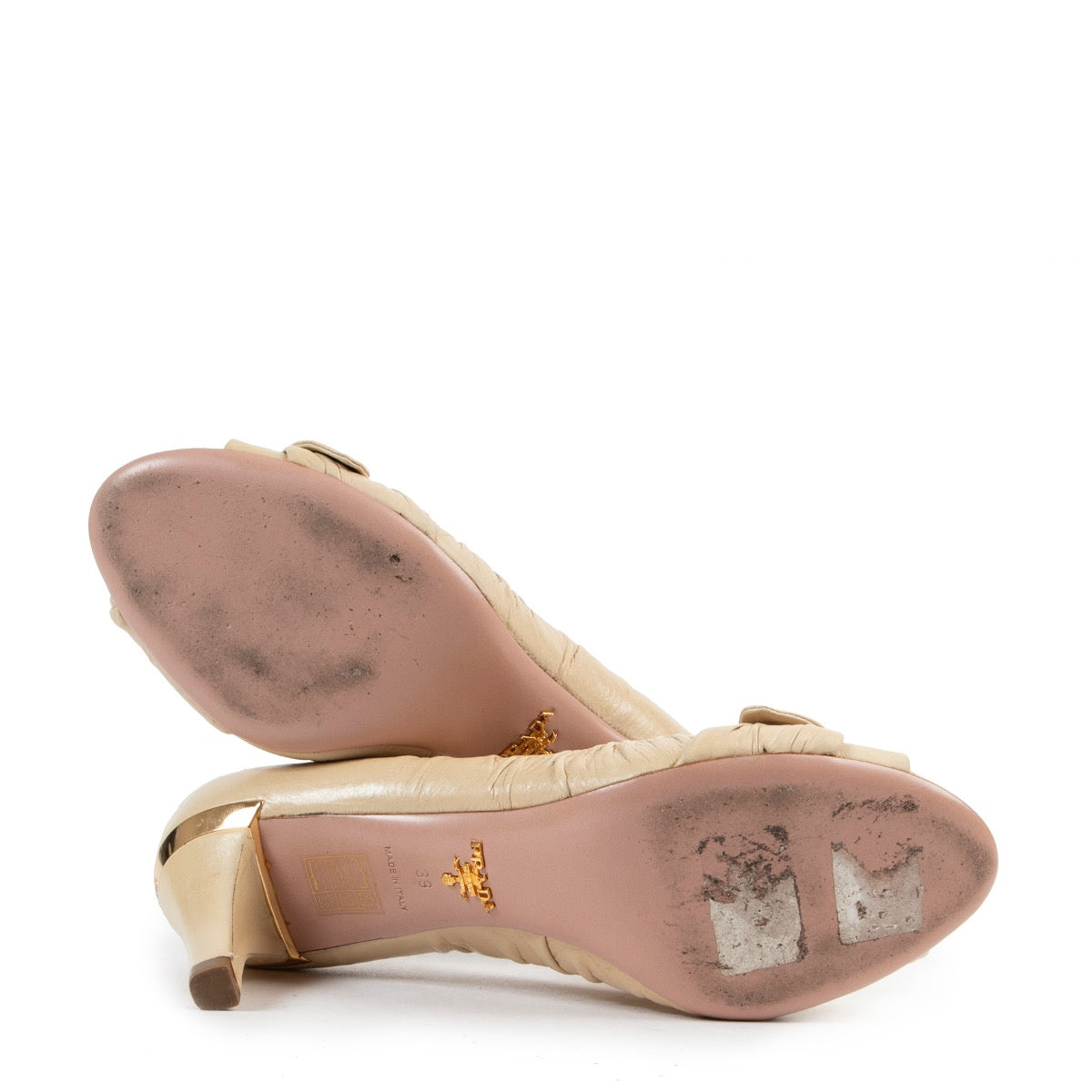 Achetez en ligne second main ces chaussures Prada beige en taille 39 chez Labellov.com.