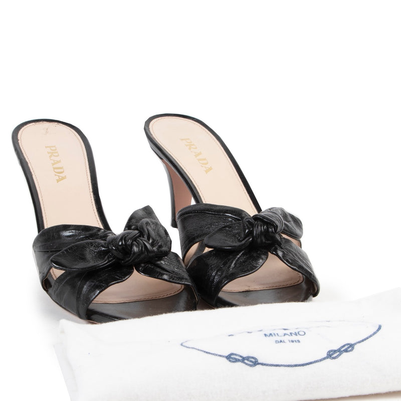 Veilig online kopen van authentieke zwarte Prada pumps in maat 39 bij Labellov.com