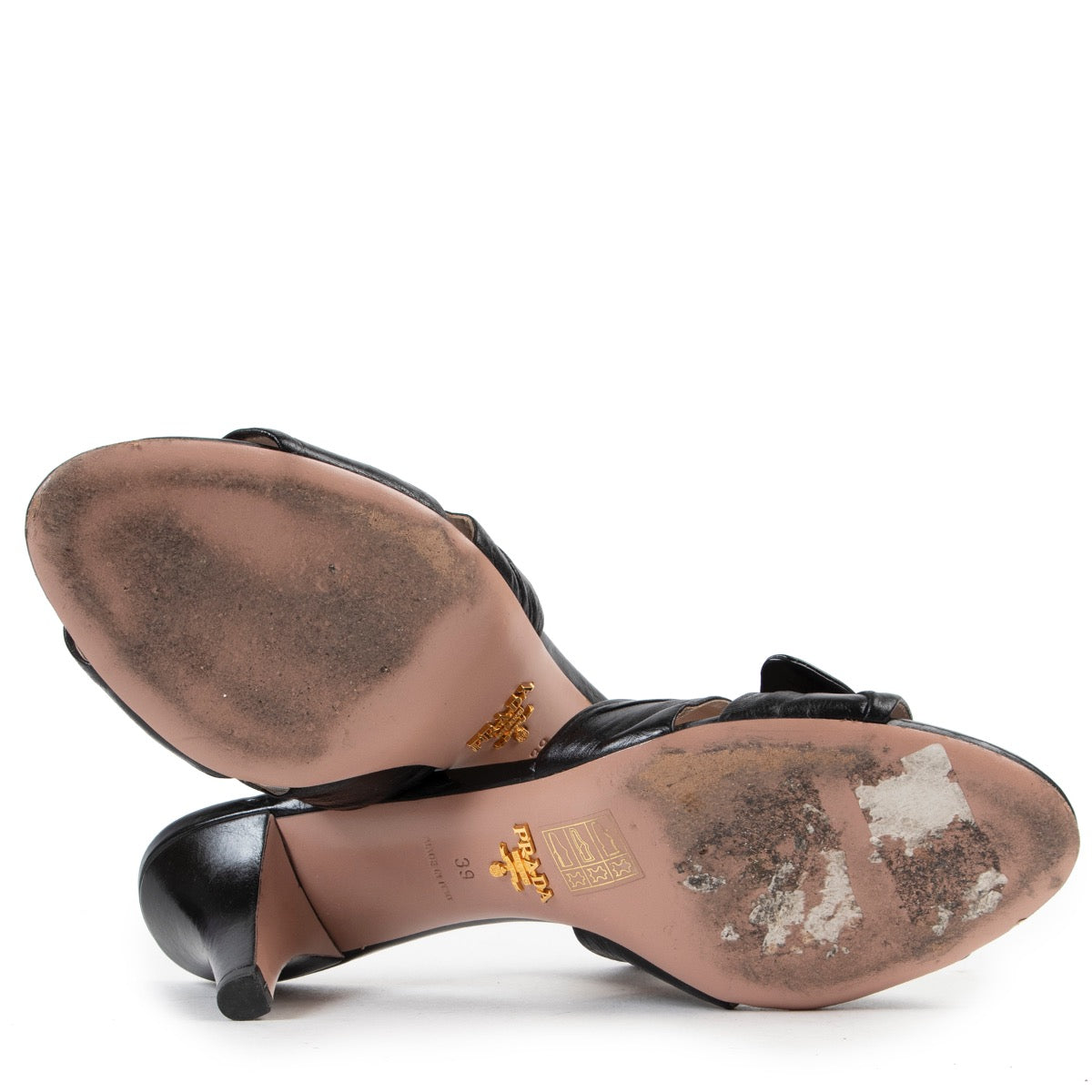 Achetez en ligne second main ces chaussures Prada noir en taille 39 chez Labellov.com.