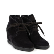 Achetez en ligne des bottes Prada d'occasion à semelles compensées en daim noir.