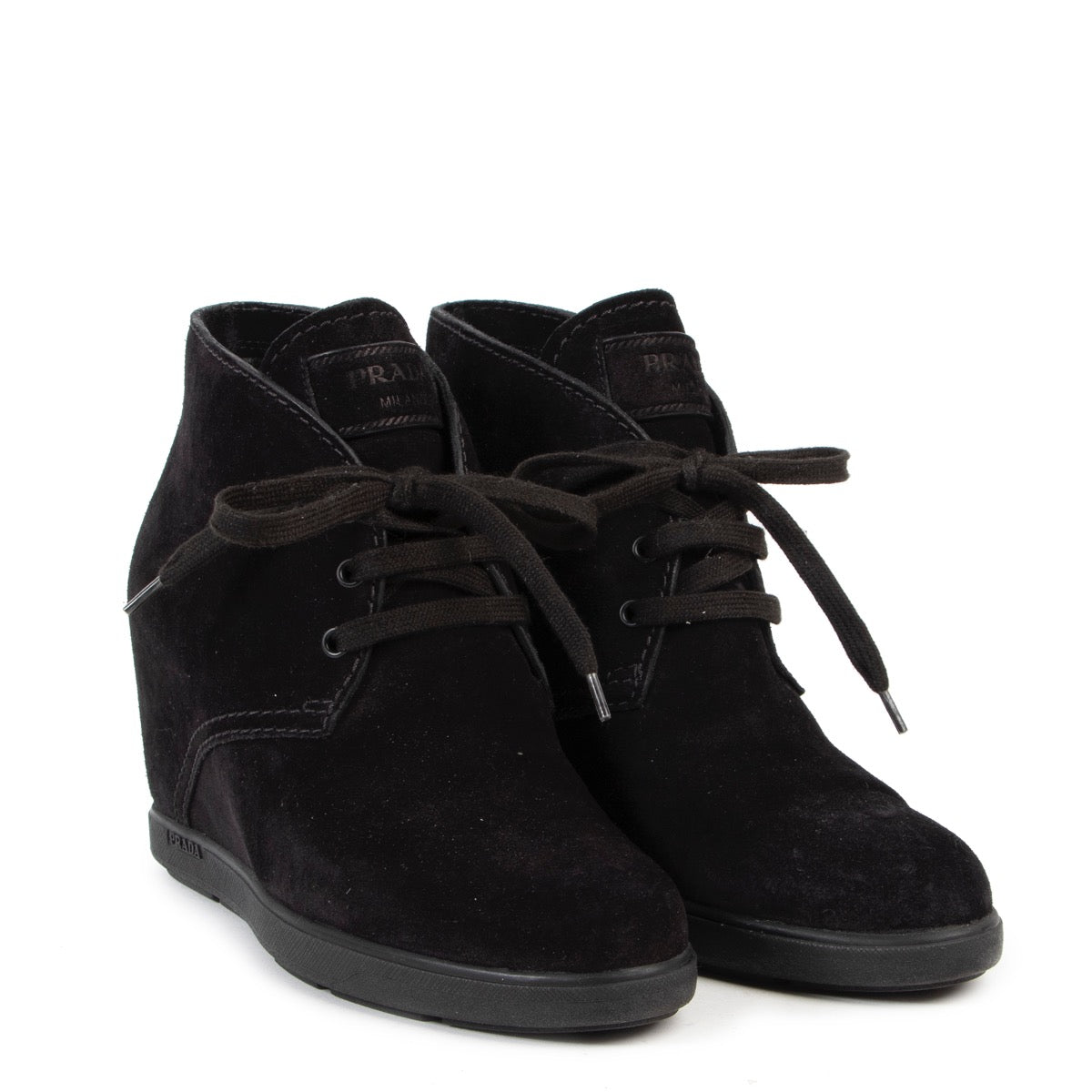Achetez en ligne des bottes Prada d'occasion à semelles compensées en daim noir.