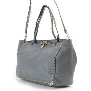 Valentino Garavani Blue Rockstud Shopper. Authentieke tweedehands Valentino Garavani handtassen bij LabelLOV Antwerpen. Authentique seconde-main luxury en ligne webshop LabelLOV. Authentic preloved Valentino Garavani handbags at LabelLOV Antwerp.