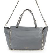 Valentino Garavani Blue Rockstud Shopper. Authentieke tweedehands Valentino Garavani handtassen bij LabelLOV Antwerpen. Authentique seconde-main luxury en ligne webshop LabelLOV. Authentic preloved Valentino Garavani handbags at LabelLOV Antwerp.