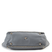 Valentino Garavani Blue Rockstud Shopper. Authentieke tweedehands Valentino Garavani handtassen bij LabelLOV Antwerpen. Authentique seconde-main luxury en ligne webshop LabelLOV. Authentic preloved Valentino Garavani handbags at LabelLOV Antwerp.