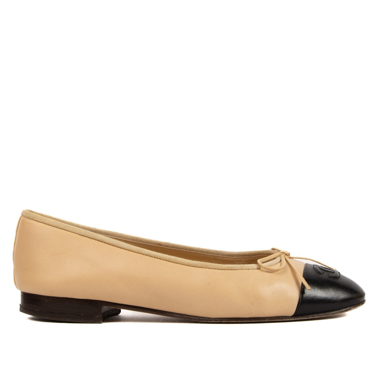 Chanel Two-Tone Beige Black Ballerina Flats - size 37 for the best price at Labellov secondhand luxury in Antwerp. We buy and sell your preloved and brand new designer bags.