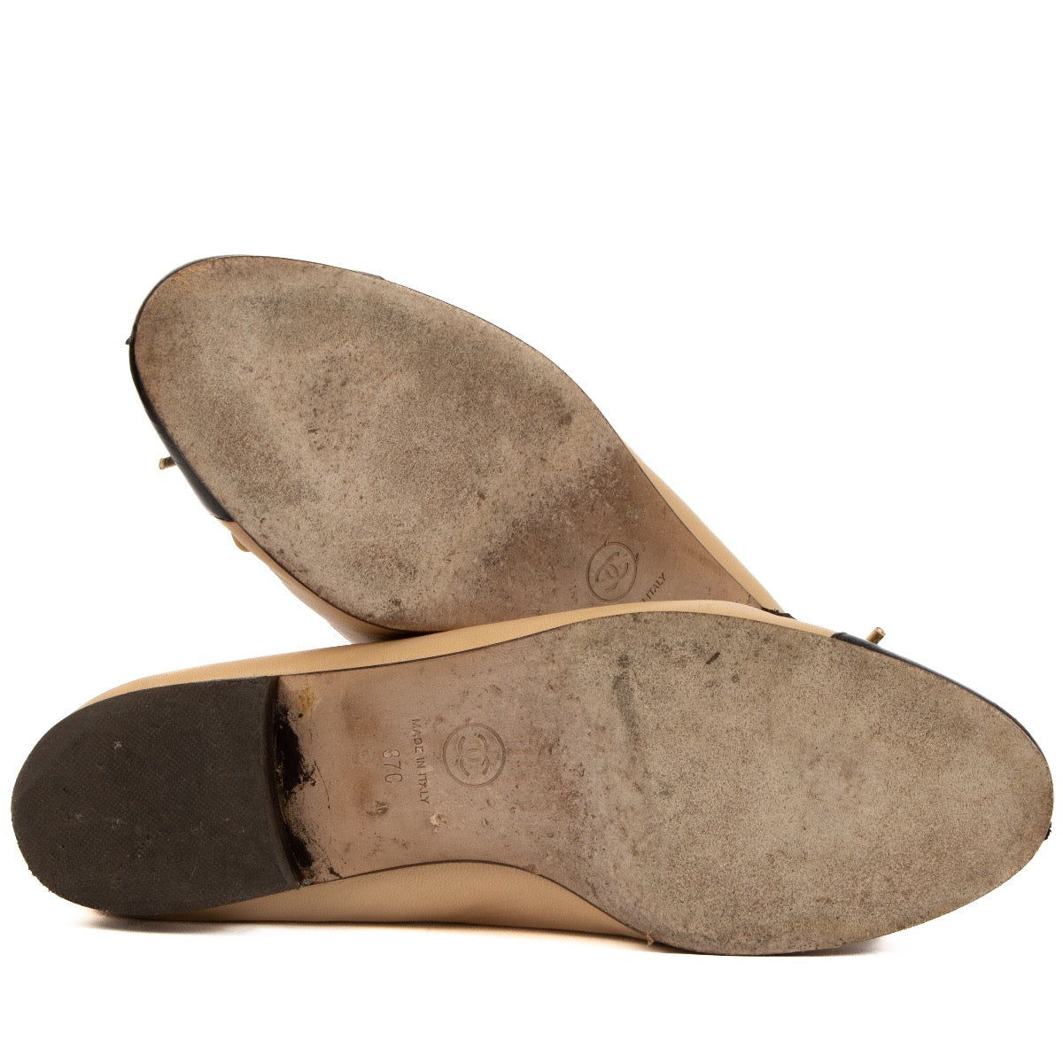 Chanel Two-Tone Beige Black Ballerina Flats - size 37 for the best price at Labellov secondhand luxury in Antwerp. We buy and sell your preloved and brand new designer bags.