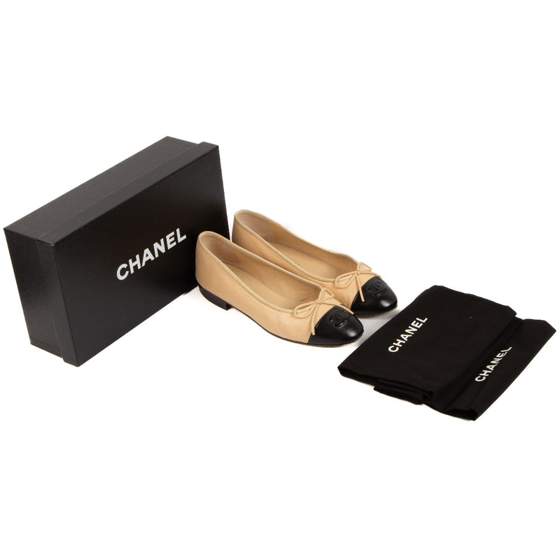Chanel Two-Tone Beige Black Ballerina Flats - size 37 for the best price at Labellov secondhand luxury in Antwerp. We buy and sell your preloved and brand new designer bags.