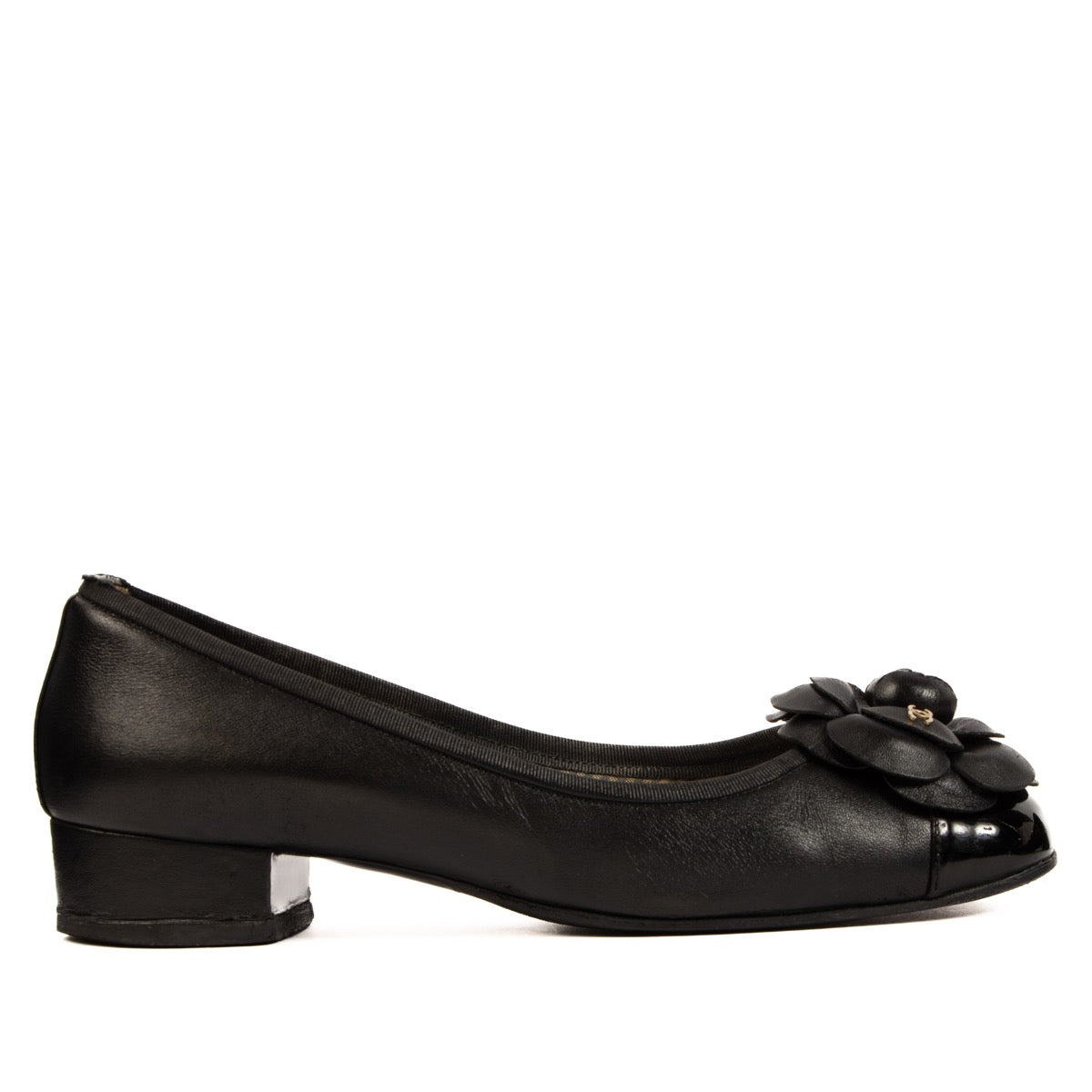 Chanel Black Camelia Ballerina Flats - size 37 for the best price at Labellov secondhand luxury in Antwerp. We buy and sell your preloved and brand new designer bags.