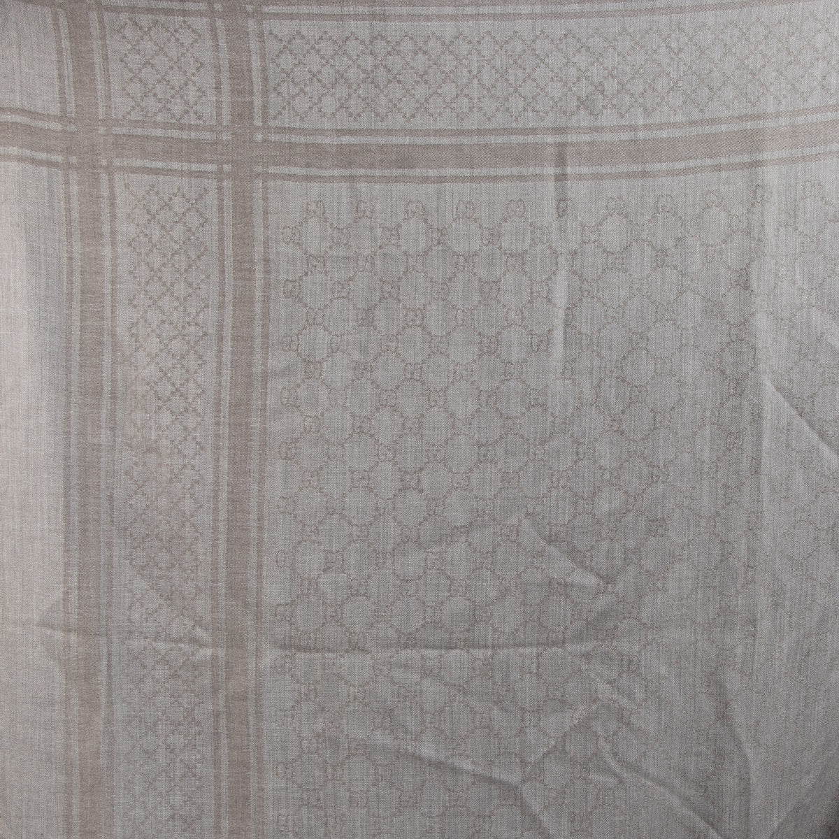 Shop safe online at Labellov in Antwerp, Brussels and Knokke this 100% authentic second hand Gucci Grey GG Wool and Silk Scarf