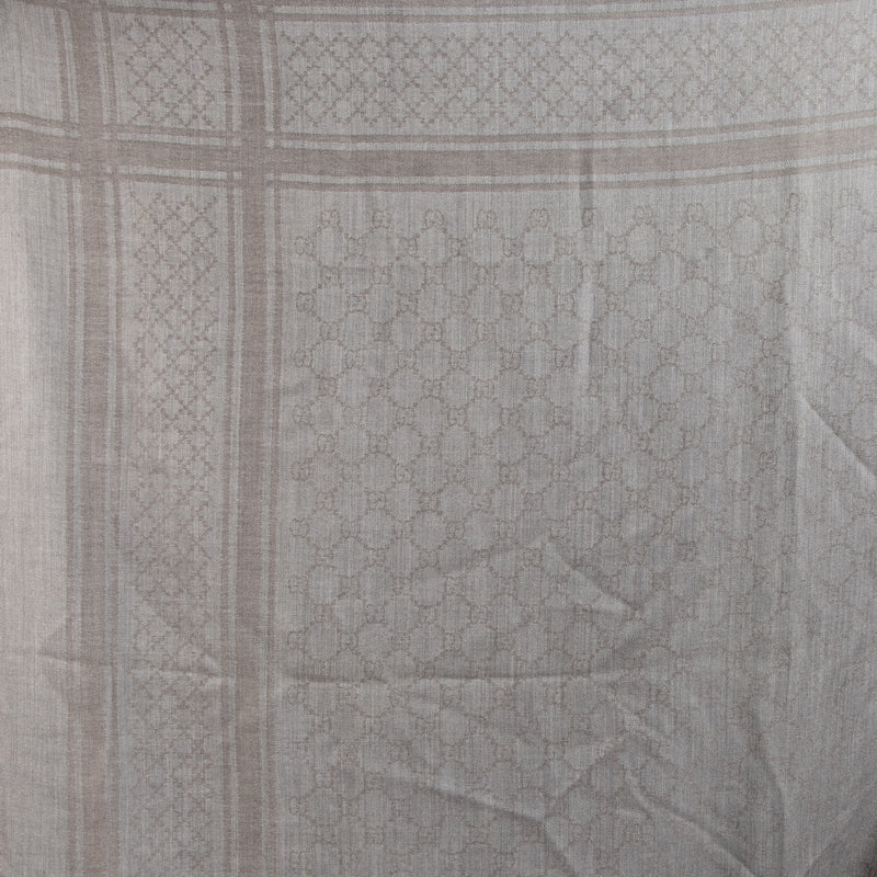 Shop safe online at Labellov in Antwerp, Brussels and Knokke this 100% authentic second hand Gucci Grey GG Wool and Silk Scarf