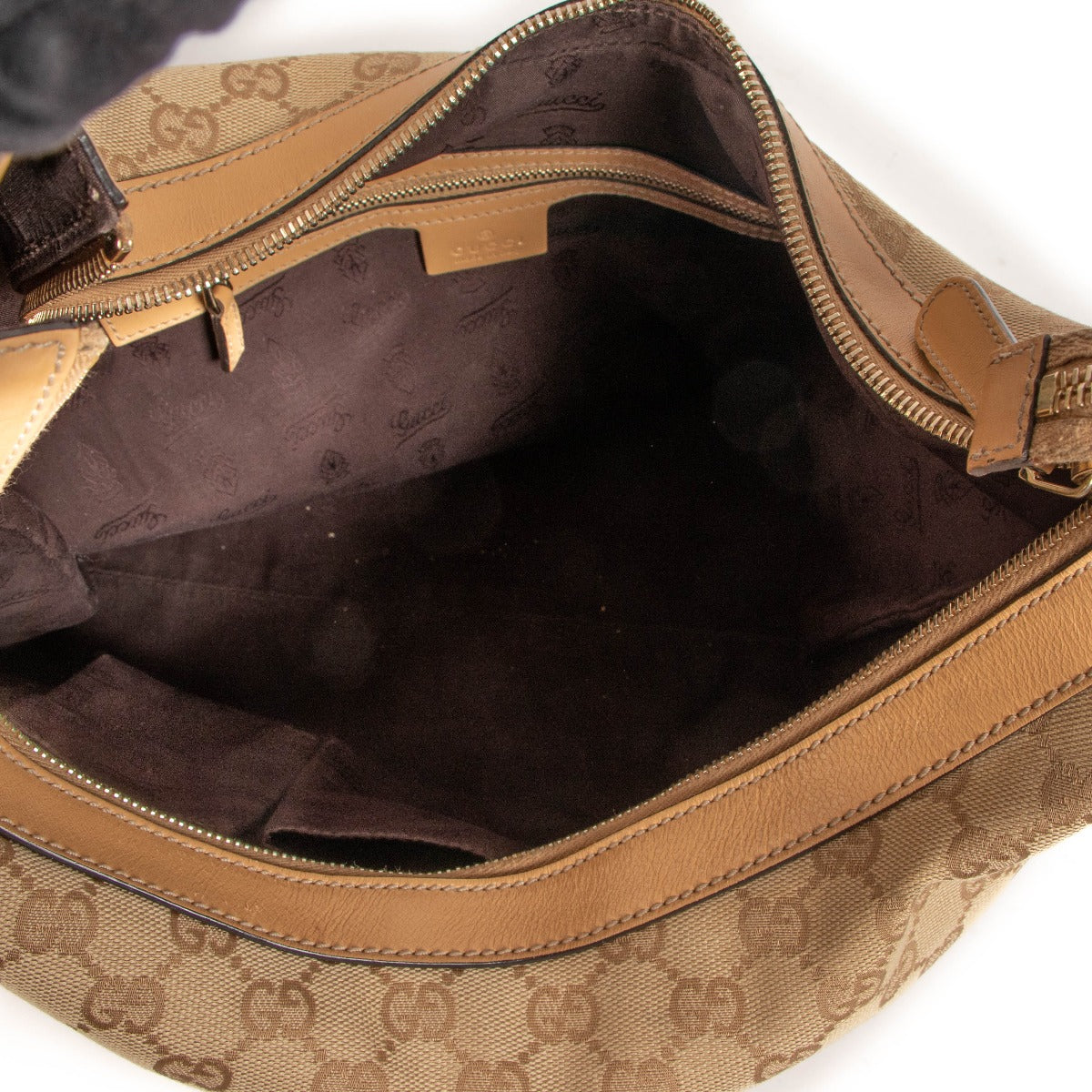 Sac Hobo moyen Gucci en toile GG beige avec mors et pompon