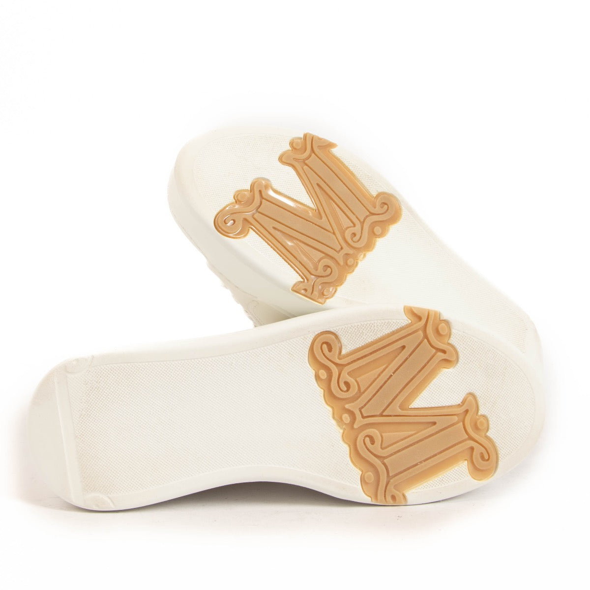 Shop safe online at Labellov in Antwerp this 100% authentic second hand Max Mara White Sneakers