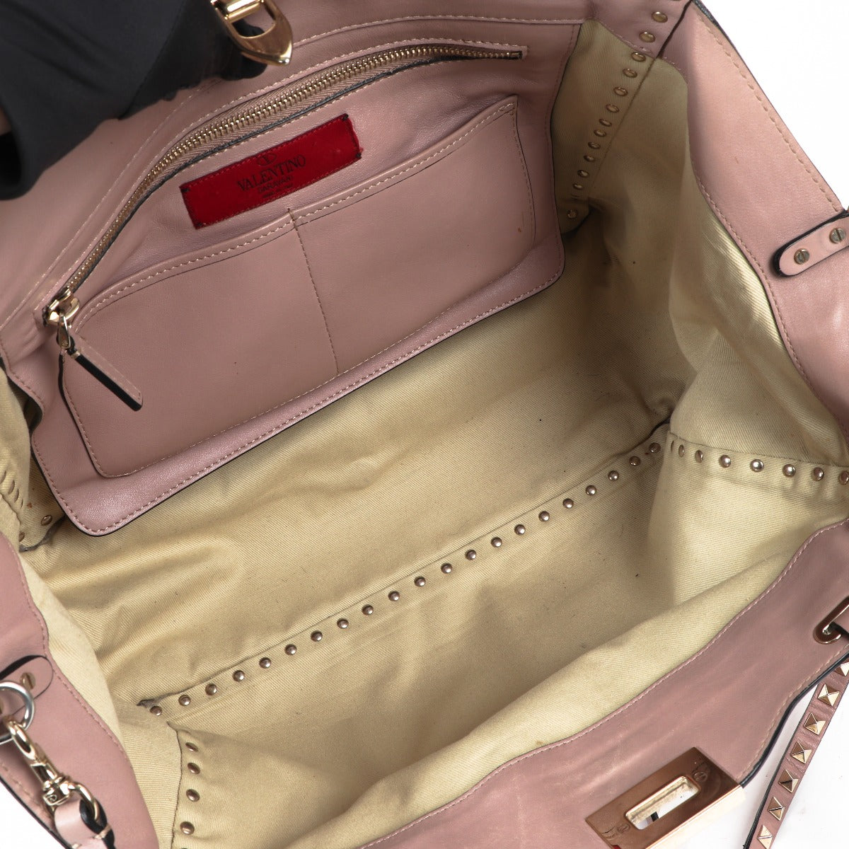 Buy an authentic second-hand Valentino Garavani Poudre Rockstud Shoulder Bag in good condition at Labellov in Antwerp.