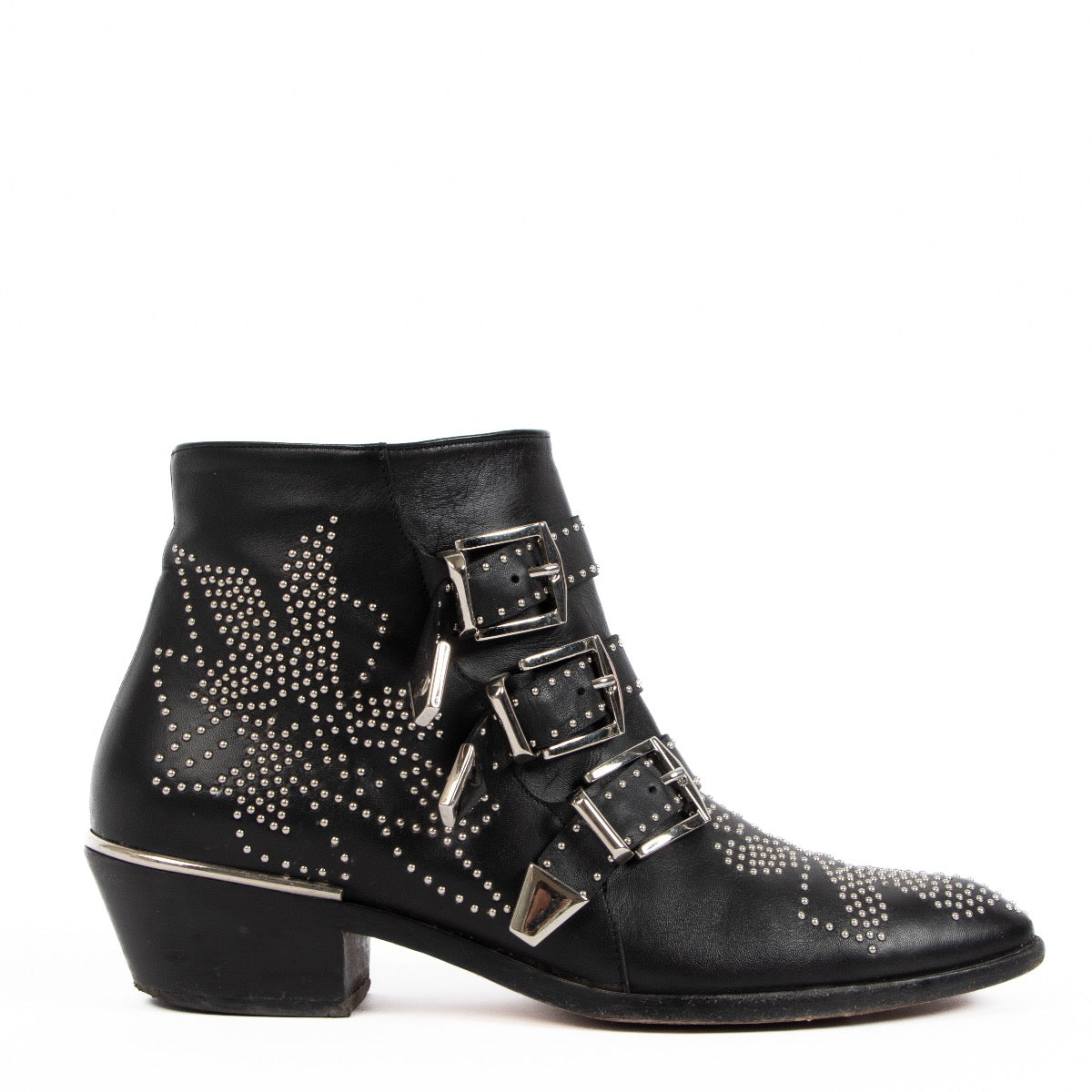 Shop safe online at Labellov in Antwerp, Brussels or Knokke this 100% authentic second hand Chloé Susanna Black Leather Stud Short Boots