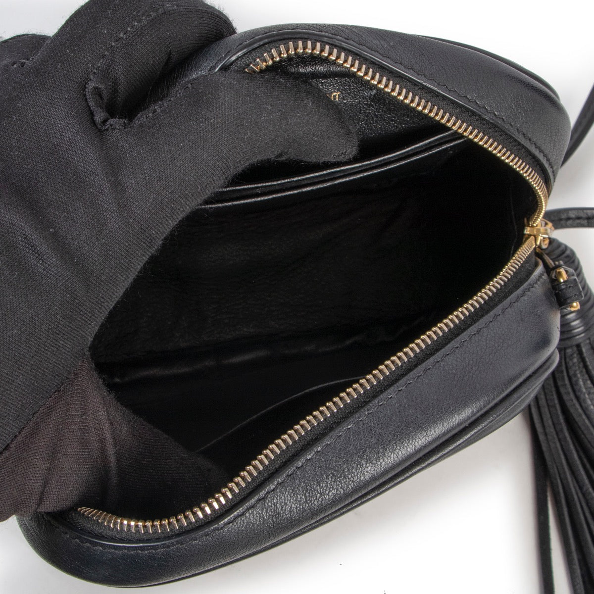 Shop safe online 100% authentic second hand Saint Laurent Black Lou Crossbody Bag in very good, excellent condition at the right price at Labellov in Antwerp.