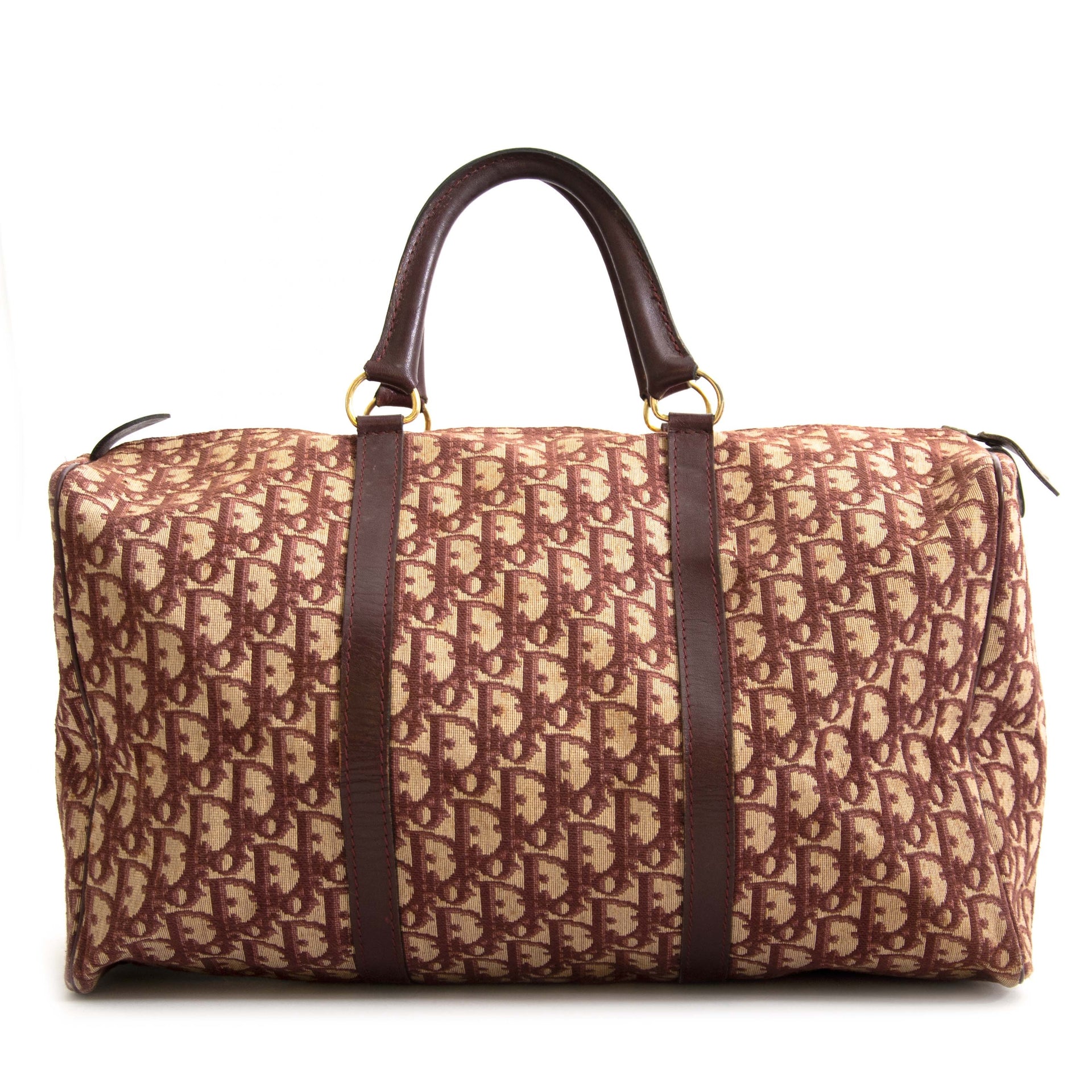 Christian Dior Burgundy Monogram Boston Bag For the best price at LabelLov. Pour le meilleur prix à LabelLOV. Voor de beste prijs bij LabelLOV.