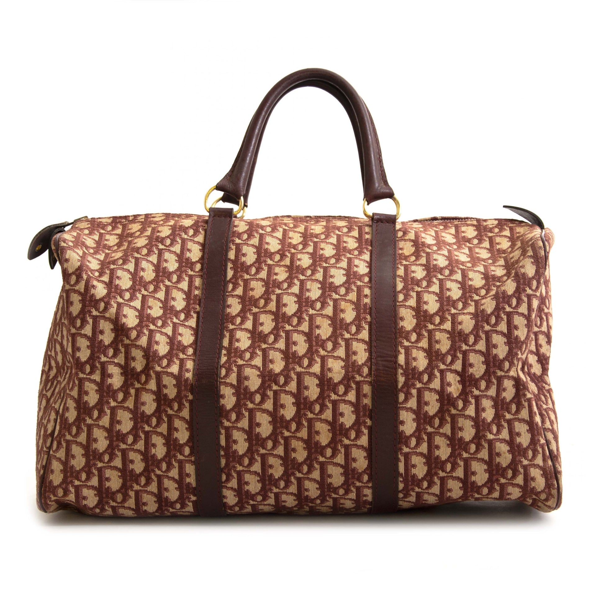 Christian Dior Burgundy Monogram Boston Bag.For the best price at LabelLov. Pour le meilleur prix à LabelLOV. Voor de beste prijs bij LabelLOV.